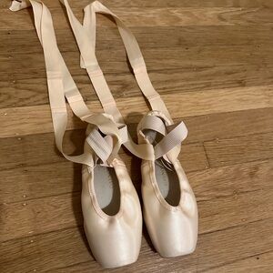 Gaynor Minden “Lyra” Pointe Shoes, Sleek Fit, 9N4FDL